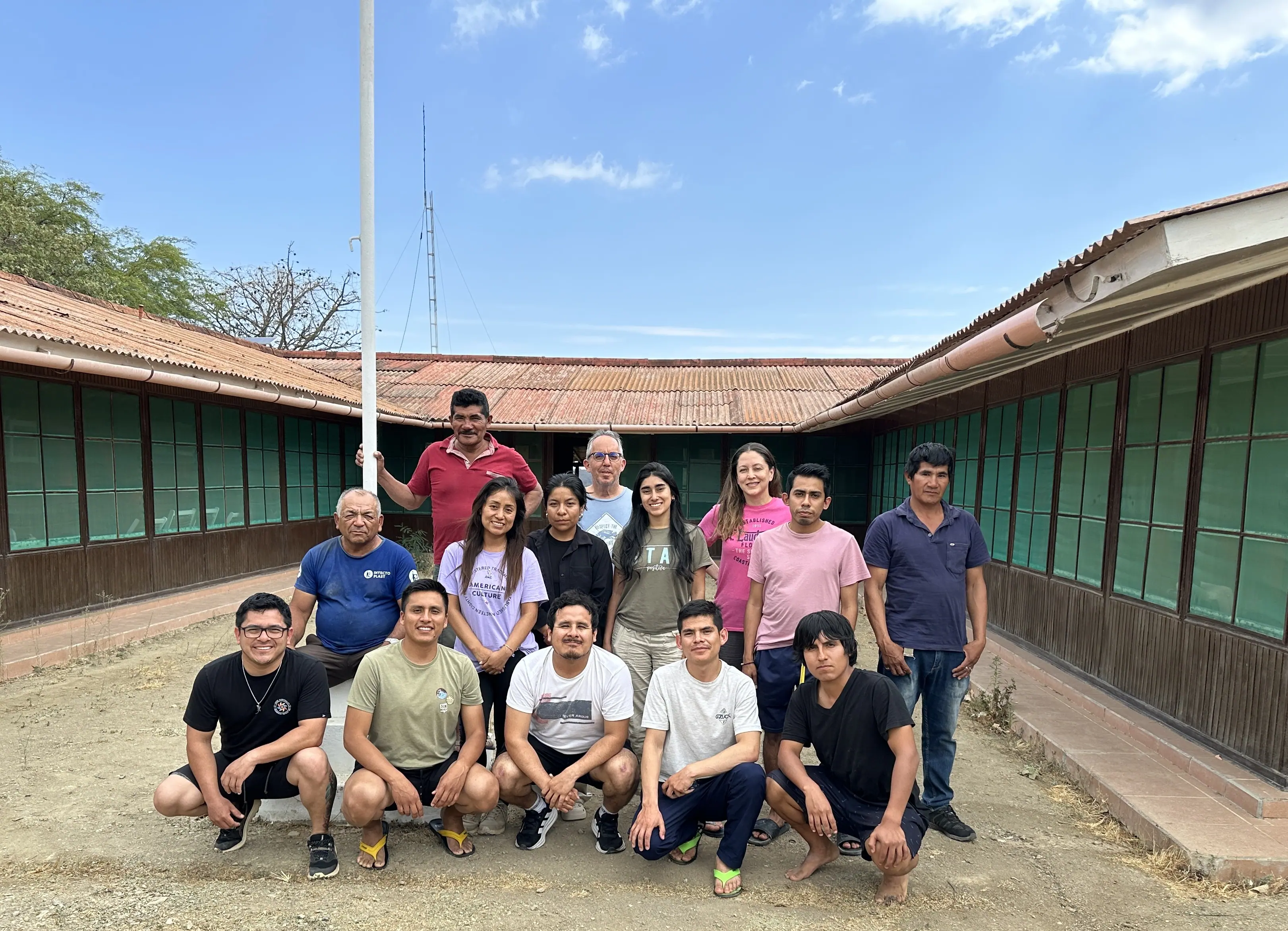 Foto del equipo de trabajo en el campo