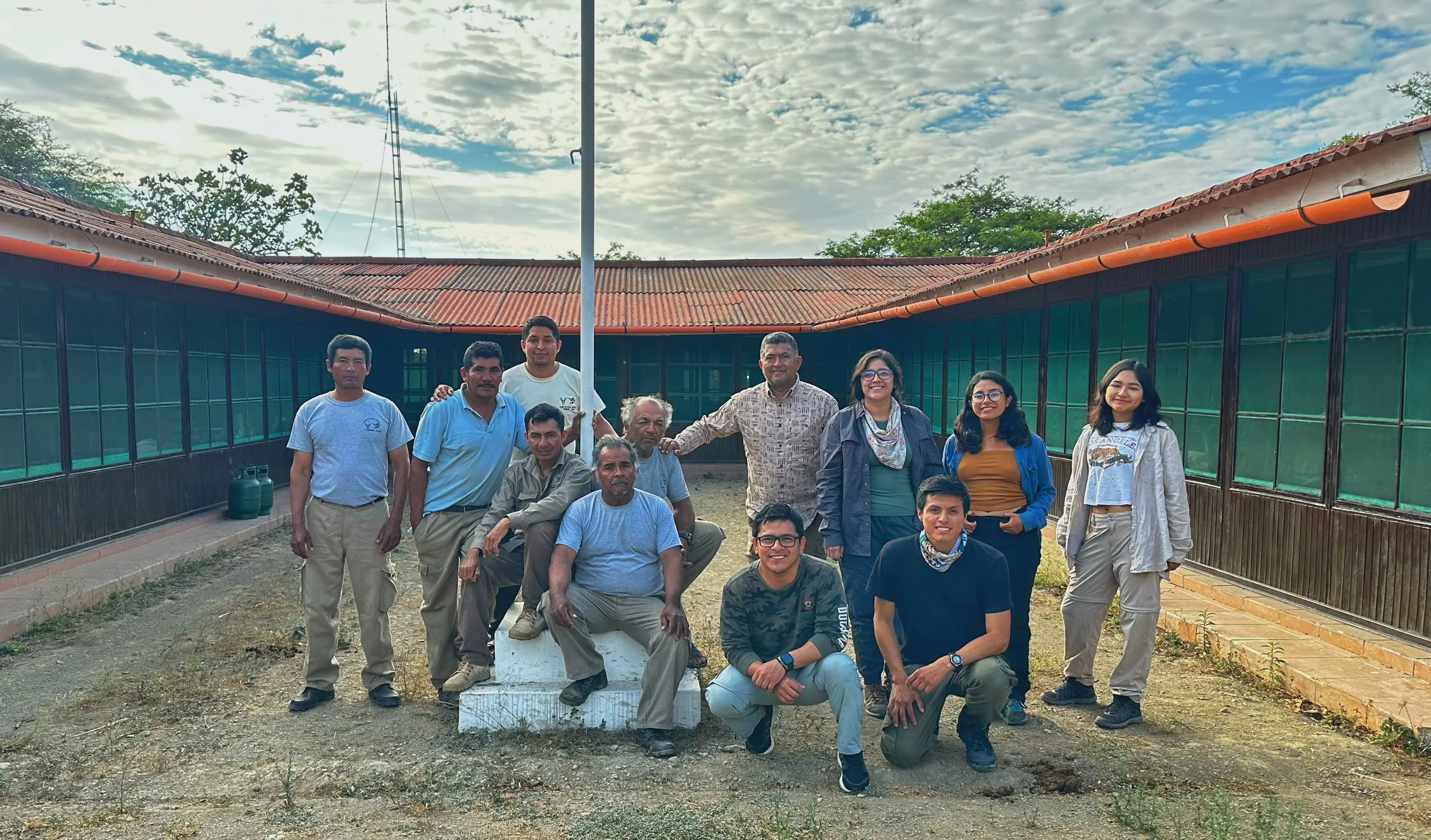Foto secundaria del equipo de trabajo en el campo